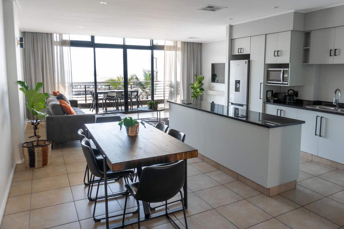 Deluxe Canal View 3-Bedroom Apartment